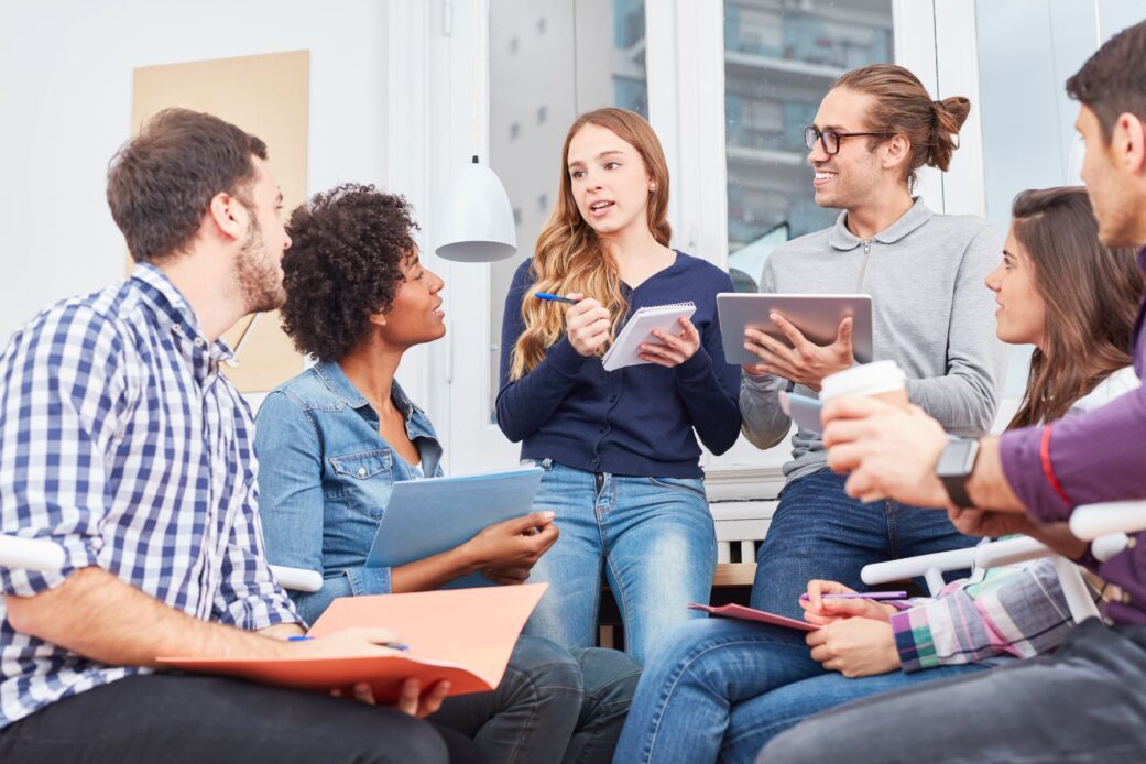 Digitale Weiterbildung 2020/2021: von Euphorie zum Webinar-Frust - Personalentwickler und Führungskräfte konzentrieren sich auf Kernthemen der betrieblichen Bildung
